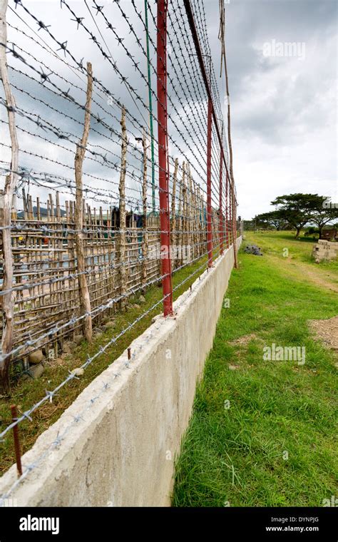 fence in Filipino .